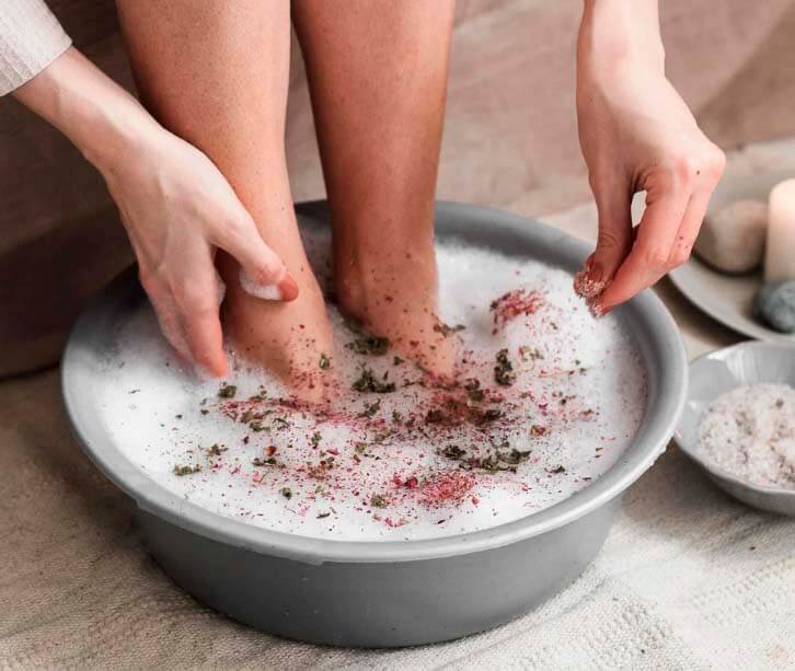 kellypazelli podologa escalda pes imagem mostrando pés recebendo escalda pes por duas mãos femininas - kelly pazelli podóloga indaiatuba interior de sao paulo