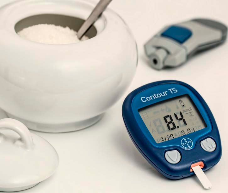 kellypazelli podologa podologia diabetica mostrando equipamento de medicao de diabetes e um frasco de açucar - kelly pazelli podóloga indaiatuba interior de sao paulo